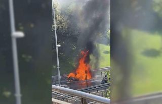 Üsküdar’da lüks otomobil alev alev yandı