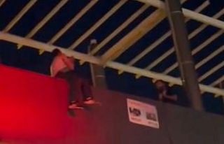 Üst geçitteki genci ikna etmeye çalışan polis...