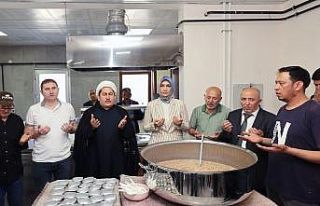 Vali Yiğitbaşı aşure ikramında bulundu