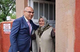 Validen kendisine uzaktan görüp el sallayan yaşlı...