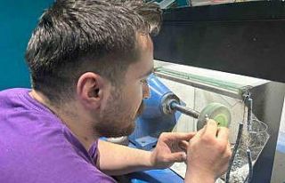 Van’ın tek gümüş kakma ustası mesleğini yaşatıyor