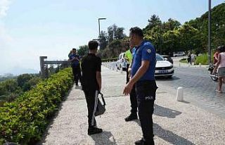 Virajı alamayan 2 çocuk bisikletle 5 metre yükseklikteki...