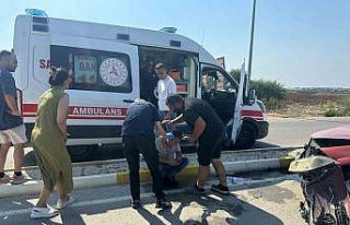 Virajı alamayan otomobil refüje çarptı. 1 yaralı