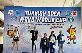 Yağmur Denizli’den kick boksta tarihi zafer