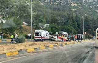 Yağmur nedeniyle kayganlaşan yolda minibüs devrildi:...