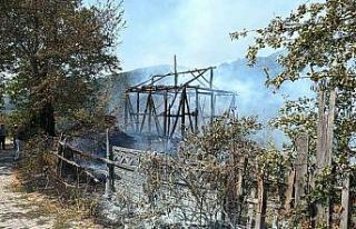 Yakılan anız ahırı yaktı, eve sıçramadan söndürüldü