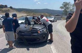 Yalova’da motosikletle otomobil çarpıştı: 1...