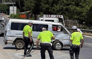Yan yatan minibüste 6 kişi yaralandı, polis cam...