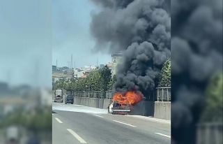Yanan otomobilden geriye hurda yığını kaldı