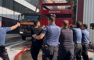 Yangın yerinde ortalık karıştı, itfaiyeci darbedildi,...