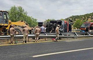 Yangına giden itfaiye aracı devrildi: 1’i ağır...