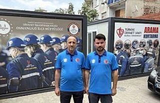 Yangınla mücadele arasında araç üzerinde namazını...