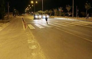 Yarı çıplak alkollü şahıs, karayolunda araçların...