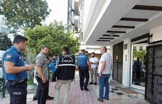 Yaşadığı dairede boğazı kesilmiş olarak bulundu