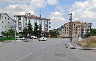 Yaşlı kadın drift atan aracın altında kalmaktan...