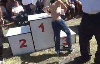 Yayla bayramında güreşte birinci olan minik sporcu...