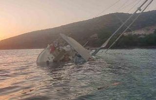 Yelkenli kayalıklara çarptı, su almaya başladı:...