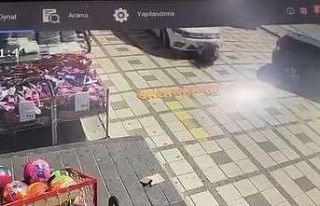 Yere çömelip poşetleriyle uğraşırken arabanın...