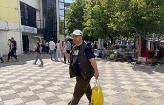 Yıllardır sokak sokak dolaşıp kaset satmaya çalışıyor