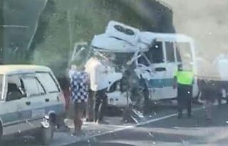 Yolcu minibüsü kamyonla çarpıştı: 2’si Ağır...
