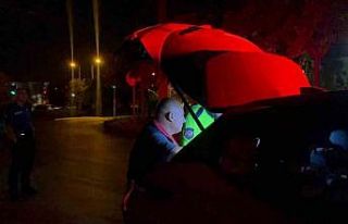 Yolun karşısına geçmek isteyen kadına ters yönden...