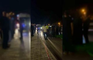 Yolun karşısına geçmeye çalışırken otomobilin...