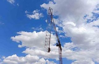 Yük zincirinden kopan çengel, inşaat işçisinin...