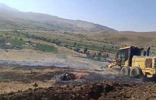 Yüksekova’da anız yangınına kepçeli müdahale