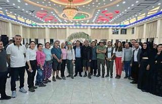 Yüksekova’yı gezen yerli turistler düğünde...