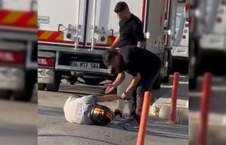 Yumrukların havada uçuştuğu kavgada motosikletli...