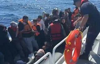 Yunan unsurları lastik bottaki 39 kaçak göçmeni...