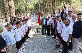 Yunusemre’nin U17’leri şampiyonluk kupasıyla...