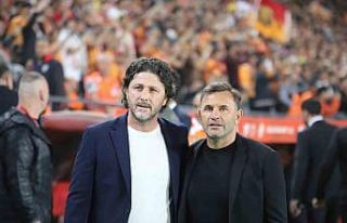 12 takım Süper Lig’e geçen sezonki teknik direktörüyle...