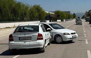 2 otomobil çarpıştı : 2 yaralı