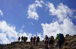 34 dağcı Yüksekova Sat Gölleri’nde doğa yürüyüşü...
