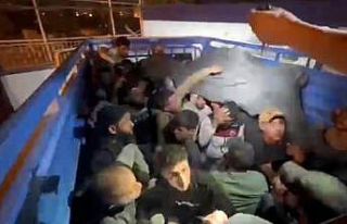 42 göçmen üzeri fileyle kapatılan kamyonet kasasında...