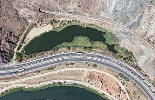 43 ilin geçiş güzergahında trafik durma noktasına...