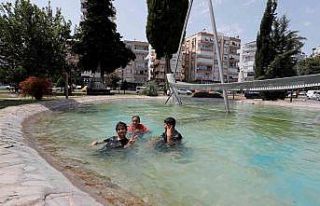 44 derecelik sıcaktan bunalan çocuklar süs havuzunda...