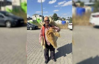 56 yıldır yollarda süpürge satarak geçimini sağlıyor