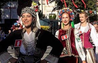 6 farklı ülkeden gelen genç kadınlar sarımsak...