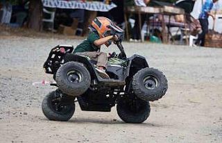 6 yaşındaki Ömer, ATV motoruyla festivalde dikkat...