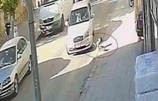7 yaşındaki çocuğa otomobil çarptı: Kaza anı...