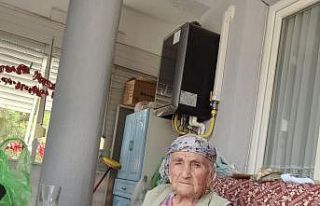 96 yaşında, azmiyle gençlere taş çıkartıyor