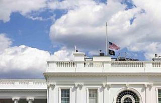 ABD’de ilkokul saldırısının ardından bayraklar...