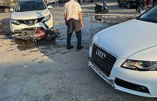 Aceleci çırak motosiklet ile iki araca çarpıp...