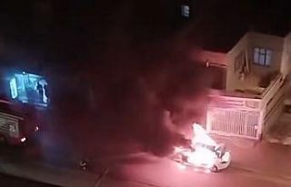Adana’da otomobil alev alev yandı