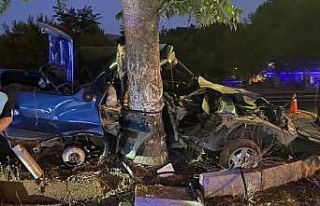 Ağaca çarpan Fiat Tofaş araç hurdaya döndü:...