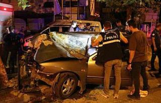 Ağaca ok gibi saplanan otomobilde 2 kişi öldü,...
