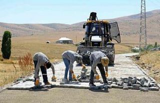 Ağrı’da köy yolları modern görünüme kavuşuyor