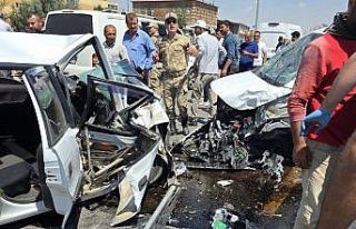 Ahlat’ta 3 aracın karıştığı kazada 8 kişi...